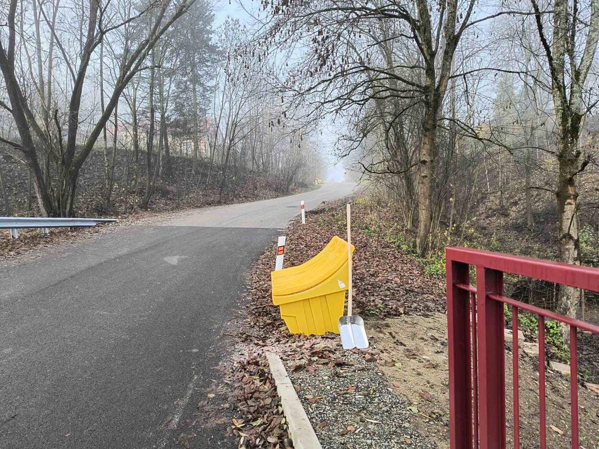 Nádoby na posypový materiál byly umístěny spolu s lopatami 3x za mostem na Kunčice, 1x v kopci (cesta ke Svatým), 1x pod kostelem u křížku.