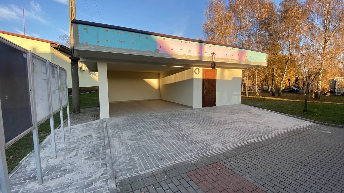 Hlavní rekonstrukce autobusové zastávky byla dokončena. Je ji tedy možné využívat. Bylo provedeno přespádování zámkové dlažby kvůli bezbariérovosti, položena nová dlažba do vniřku čekárny, opravena fasáda a natřena střecha včetně instalace nových svodů.. Ještě čekáme na dodávku laviček, vnitřních podsvícených vitrín na jízdní řády a na osvětlený nápis na čelo budovy. Nedodělky by měly být odstraněny do konce listopadu. Na rekonstrukci přispěl kraj Vysočina částkou 100.000 Kč z Fondu Vysočiny.