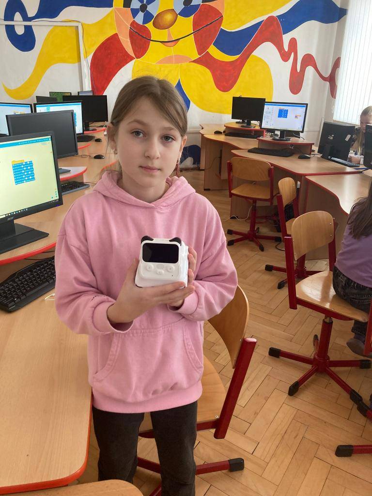 Ve středu 5. 11. žáci 4. a 8. třídy absolvovali 4hodinový workshop zaměřený na programování a robotiku. Osmáci si vyzkoušeli stavebnici MODI a mladší žáci programování robotů.