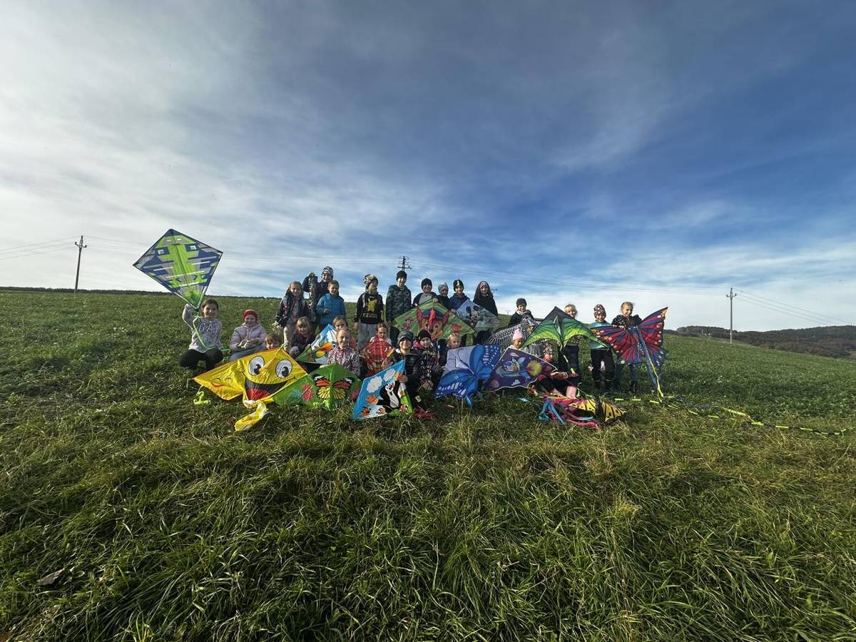 Dne 31.10.2025 se v náhradním termínu uskutečnila drakiáda, které se zúčastnily děti obou oddělení školní družiny.
