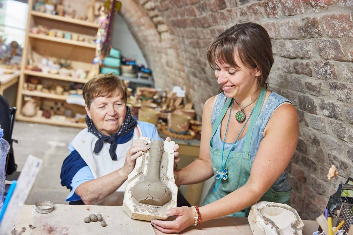 Pečujete dlouhodobě o svého blízkého s hendikepem? Domov sv. Josefa v Žirči nabízí krátkodobé odlehčovací pobyty určené především pro nemocné s roztroušenou sklerózou, ale i osobám s jinými neurologickými diagnózami či seniorům.