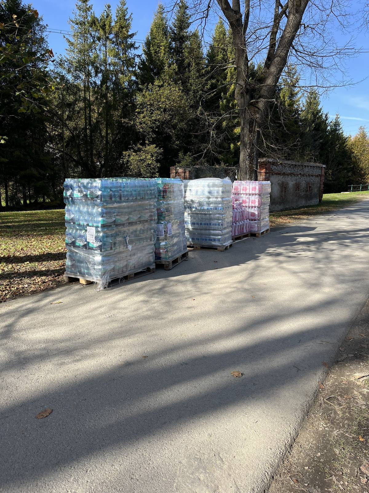 Výdej balené pitné vody občanům probíhá od pondělí do pátku v hasičské zbrojnici Holčovice od 08:00 do 15:30.  V případě nepřítomnosti zaměstnanců obce volejte na číslo 731 938 756.