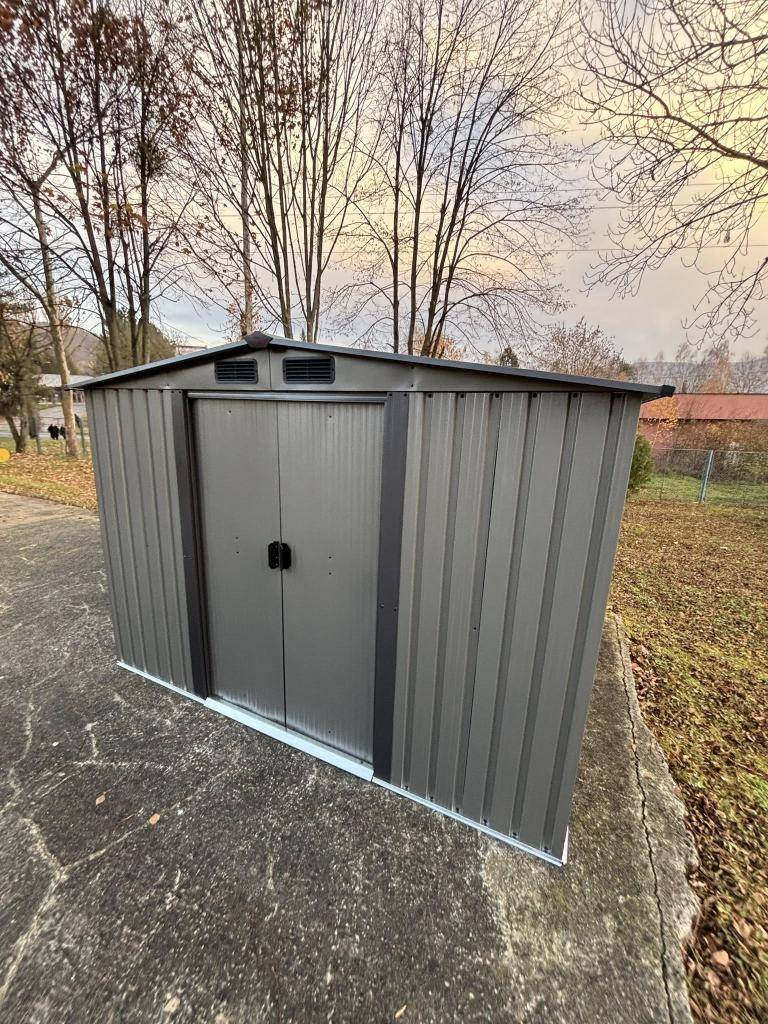 Vďaka ochoty a pracovitosti našich oteckov nám na dvore "vyrástol" nový záhradný domček.