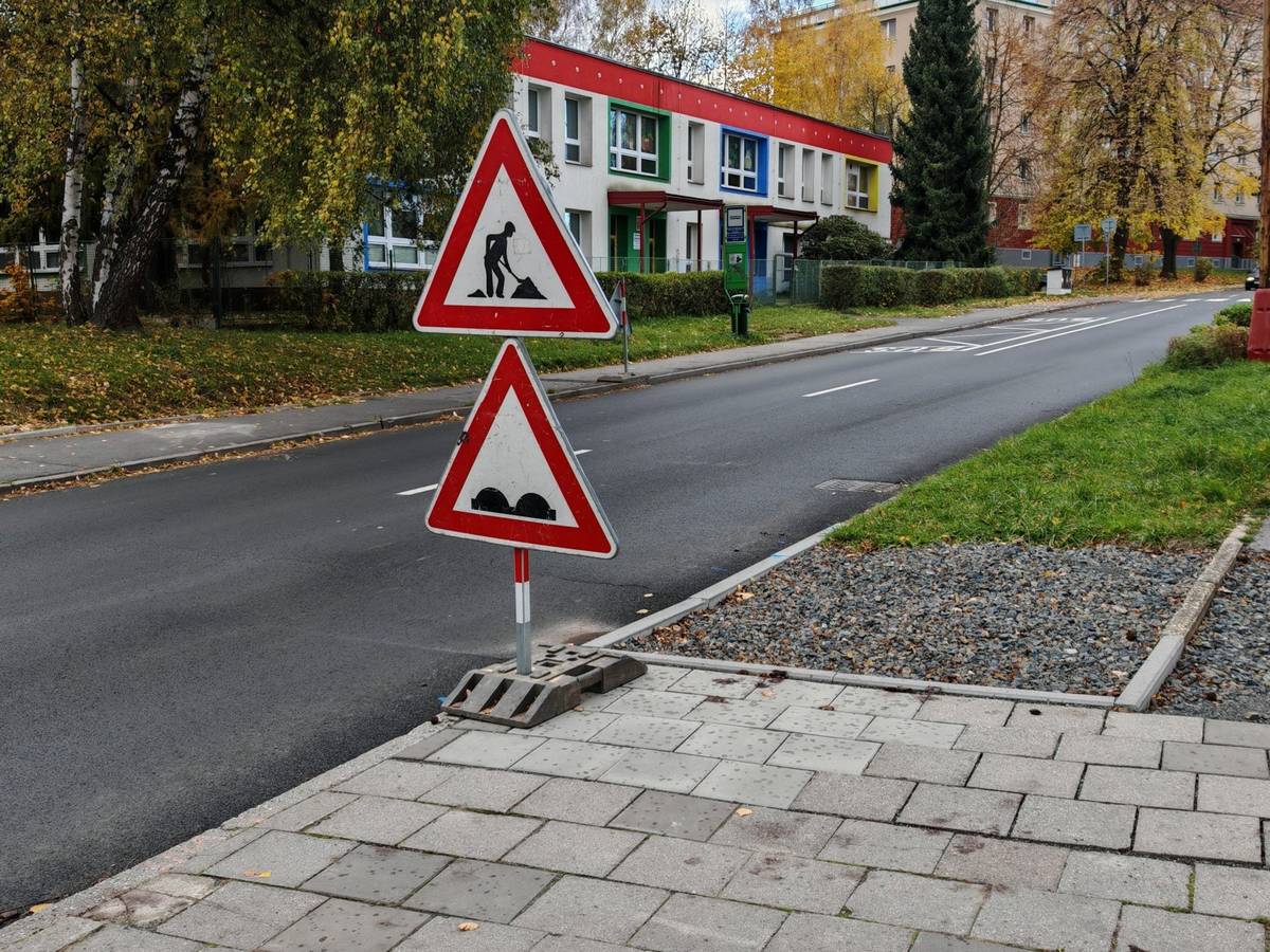 Na ulici Okružní v části města Šumbark proběhne již tento víkend oprava vozovky v místě nedávného propadu za křižovatkou s ulicí Školní. Práce budou provedeny v případě příznivého počasí. Autobusy MHD projedou úsekem bez omezení, osobní vozidla budou dočasně odkloněna po objízdné trase, která bude označena přenosným dopravním značením. Opravu poškozené vozovky zajišťuje společnost SmVaK Ostrava a.s. Děkujeme řidičům za trpělivost a žádáme je, aby dbali zvýšené opatrnosti a respektovali dopravní značení.