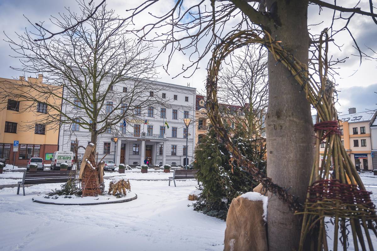 Městský úřad Hlučín informuje občany o dočasném uzavření pracovišť na konci roku 2025 a na začátku roku 2026.    Opatření se dotkne dnů mezi vánočními svátky a Novým rokem. Městský úřad Hlučín bude pro veřejnost zcela uzavřen v pondělí 29. prosince 2025, v úterý 30. prosince 2025, ve středu 31. prosince 2025 (Silvestr) a v pátek 2. ledna 2026. „Prosíme občany, aby své návštěvy a vyřizování záležitostí plánovali s dostatečným předstihem a využili standardních úředních dnů před Vánocemi, nebo aby vyčkali do pondělí 5. ledna 2026, kdy bude úřad opět fungovat v plném rozsahu,” vyzývá tajemník Městského úřadu Hlučín Petr Čegan.   #hlucin #mestohlucin #uzavreniuradu
