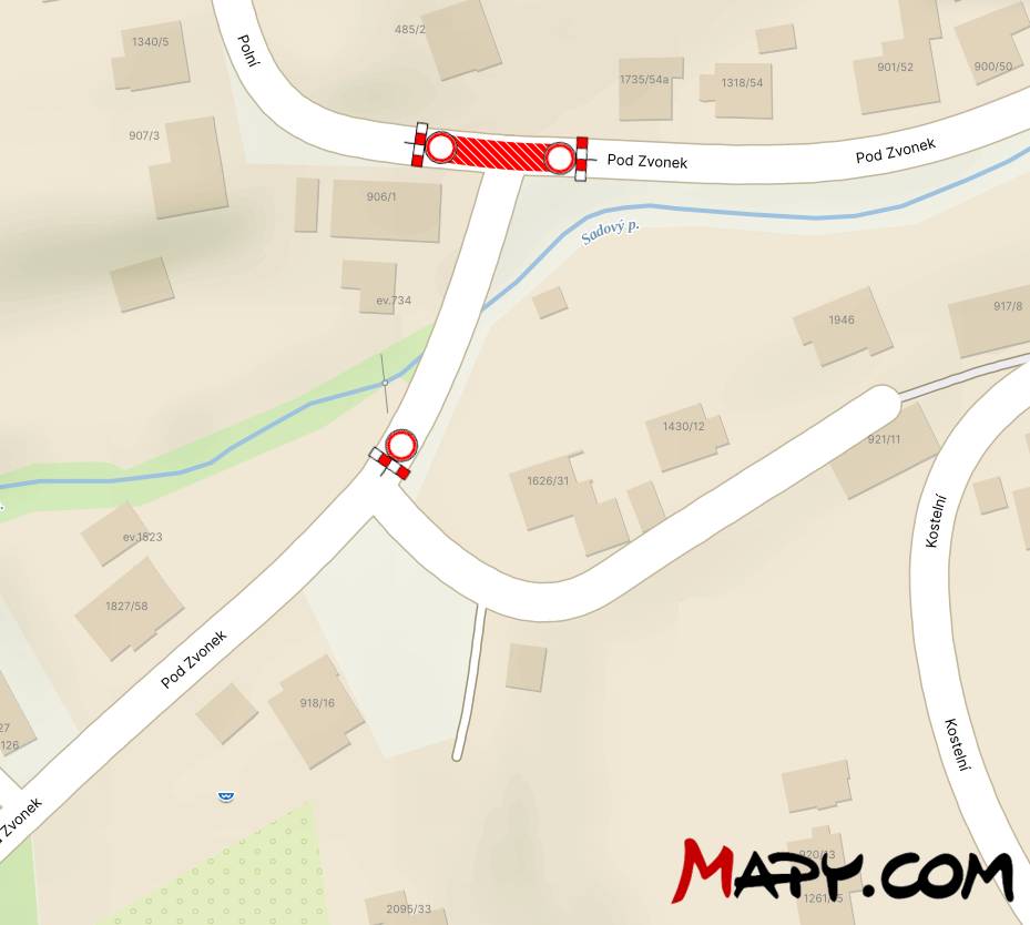 Informujeme, že dne 11. 11. 2025 v době od 08:00 do 16:00 hodin, bude úplně uzavřen silniční provoz na křižovatce ulic Pod Zvonek a Polní, poblíž mostu přes Sadovský potok, z důvodu pokládky živičné vrstvy vozovky. Autobusy městské hromadné dopravy budou v době dopravního omezení jezdit po objízdné trase po silnicích ulic Jablunkovská, Slovenská a Frýdecká. Po dobu uzavírky nebudou obsluhovány autobusové zastávky: „Český Těšín, Svibice, samoobsluha“, „Český Těšín, Svibice, kostel“, „Český Těšín, Svibice, Čáslavská“, „Český Těšín, Svibice, Mládežnická“.  Tyto autobusové zastávky budou nahrazeny dočasně vytvořenou autobusovou zastávkou „Český Těšín, Svibice, Slovenská“ na Slovenské ulici.  Silniční provoz na ulici Polní v úseku mezi ulicemi Žukovskou a Kysuckou, bude usměrňován prostřednictvím náležitě poučených osob (regulovčíků).