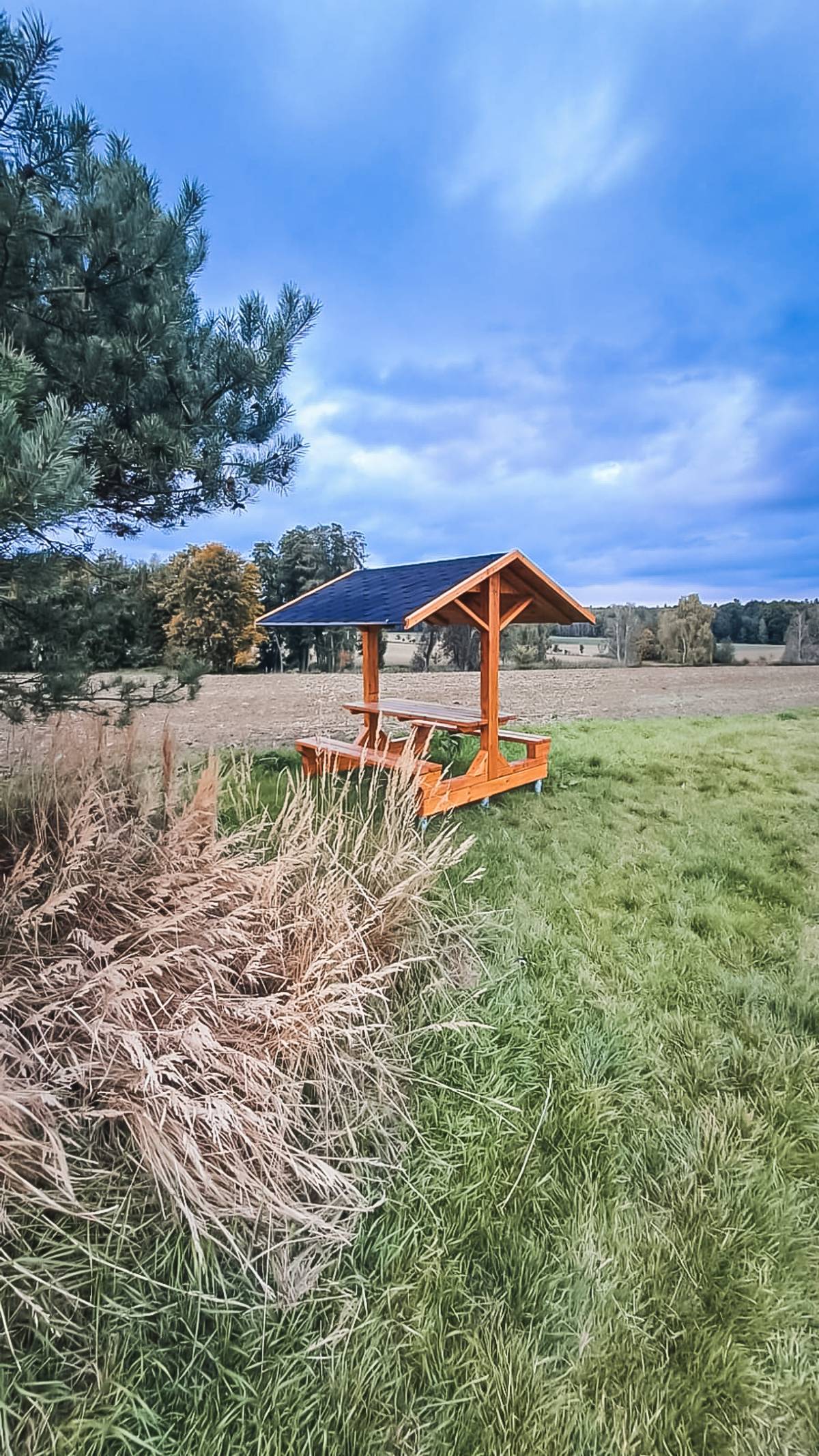 Koncem letošních prázdnin přibyly na několika polních cestách v Hlučíně nové lavičky a stoly z modřínového dřeva. Jde o jednoduchá turistická odpočívadla, která vznikla v rámci participativního rozpočtu města Hlučína pro rok 2024. Projekt „Odpočivadla pro polní cesty“ získal nejvyšší podporu v hlasování veřejnosti. Celkové náklady činily 200 tisíc korun.   Lavičky dnes najdete na trasách Na třetině, K osamělé borovici a K poutnímu kříži. Jsou určeny k zastavení při procházce, odpočinku nebo krátkému pikniku. Prostor, který byl dříve vnímán jen jako průchozí, získal nový rozměr. Lidé si tu sednou, dívají se do krajiny, zůstávají déle.   Cílem instalace laviček nebylo zaplavit krajinu městským mobiliářem. Lavičky jsou ze dřeva, bez povrchových úprav, ukotvené přímo do terénu. Design i umístění zohledňují okolí a snaží se s ním splynout. Přirozené materiály i jednoduché tvary vycházejí vstříc krajině, která má být vnímána v celku, ne rozbita nepatřičnými zásahy.   Tento krok, tedy doplnění cest o lavičky, je malým, ale důležitým příspěvkem k většímu cíli: vracet krajinu lidem, ale bez toho, aby byla ochuzena o svou ekologickou nebo produkční funkci. Zkušenosti z minulých let ukazují, že tam, kde se podařilo propojit potřeby lidí, přírody i zemědělství, vzniká dlouhodobě udržitelný model hospodaření.   Věřím, že společné úsilí o proměnu krajiny bude pokračovat. Odpočívadla jsou výsledkem hlasování občanů. Jsou projevem důvěry v to, že i zdánlivě malé zásahy mají smysl.   Zdroj: Hlučínské noviny, autor: Tomáš Matýsek, radní města   #hlucin #mestohlucin #lavicky #polnicesty #odpocinek