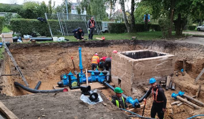 Rádi bychom vás informovali o aktuálním stavu ohledně otevření ulice Průběžná. Bohužel, plánované otevření od 8. 11. 2025 nebude možné realizovat. Při stavebních pracích jsme narazili na vodovodní řady, které nebyly uvedeny v pasportu ani v projektu. Do země bohužel nikdo nevidí, a proto mohou nastat nečekané situace. Chápeme, že tato zpráva může způsobit nepříjemnosti a rádi bychom vás požádali o trpělivost a pochopení ohledně současné situace, kterou intenzivně řešíme. O postupu vás budeme průběžně informovat. Děkujeme za vaši podporu a pochopení.