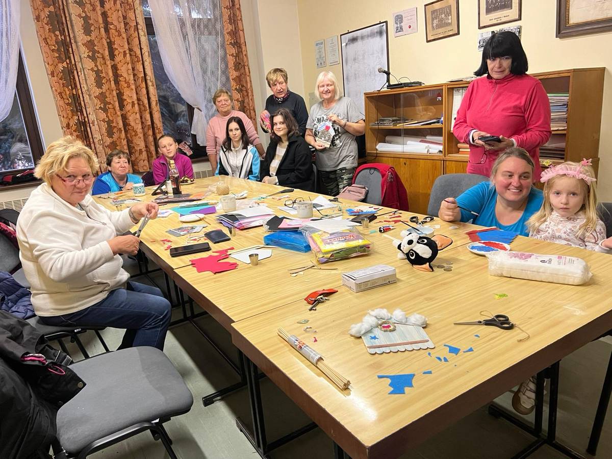 Podzimní čas je dobou, kdy se pravidelně setkáváme v dámském klubu. Tentokrát jsme se v Obecním domě v Mladkově sešly 24. října 2025.