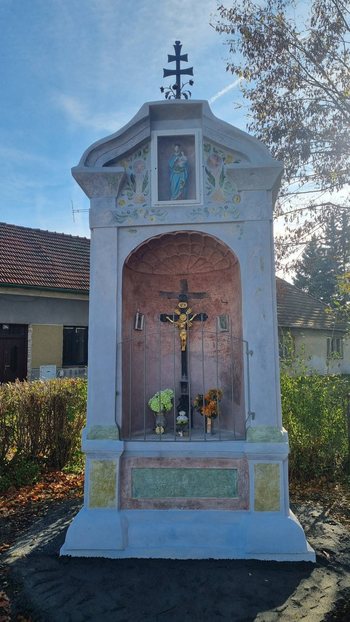 Vážení a milí spoluobčané, v neděli 9. listopadu v 18:00 hodin pan farář posvětí nově zrestaurovanou Krodeškovskou kapličku na Husínku. Tato drobná slavnost bude následovat po skončení svatomartinského lampiónového průvodu. Srdečně vás zveme, přijďte se podívat na krásně opravenou památku, která až dosud zůstávala poněkud stranou pozornosti. Starosta