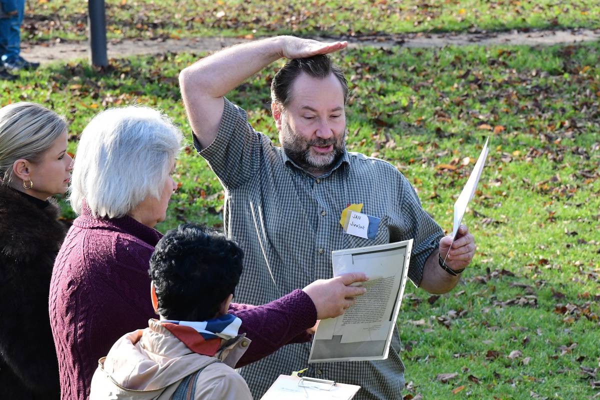 Na Základní škole Na Valech proběhl další ročník konference KAPRADÍ, kterou již od roku 2001 pravidelně pořádá Středisko ekologické výchovy SEVER v Litoměřicích. Tentokrát na téma Nás region, náš svět.  Akce je určena učitelkám a učitelům mateřských, základních i středních škol z celého Ústeckého kraje. „Smyslem je posílení vědomí o životním prostředí, ekologické výchově a vzdělávání. Jednotlivé dílny jsou velice pestré. Některé jsou spíše informativní, jiné více hravé,“ vysvětlila za středisko SEVER koordinátorka konference Petra Michalcová. Slavnostní zahájení proběhlo v osm hodin ráno na Střední škole pedagogické, hotelnictví a služeb. Poté následovaly přednášky na témata Fakta o klimatu, Transformace hrou či Posvátná místa v krajině. Od deseti hodin již program probíhal na Základní škole Na Valech a v parku Václava Havla. Témata byla například Jak na klima prakticky, Svět očima badatelů, Jak učit o invazních druzích, Poznej své místo, Dekarbonizace Česka, Přírodní zahraničení, Jídlo ze zahrádky nebo Jak naplánovat projekt pro mateřskou školu. „Účastníci si tradičně vybírají jednu dopolední a jednu odpolední dílnu. Mnoho z nich k nám jezdí opakovaně, proto věnujeme velkou pozornost výběru zajímavých témat a kvalitních lektorů,“ doplnila Petra Michalcová. Mezi dílnami mají účastníci také čas na prezentaci organizací, zabývajících se ochranou přírody v Ústeckém kraji, na nákup publikací a výukových pomůcek, ale především na vzájemnou inspiraci a předávání zkušeností. Konferenci KAPRADÍ podporuje město Litoměřice, Síť středisek ekologické výchovy Pavučina, Ministerstvo životního prostředí ČR a Středisko ekologické výchovy a etiky Rýchory – SEVER. {gallery}02025/kapradi{/gallery}