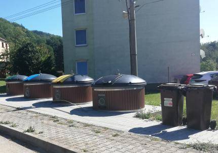 Upozorňujeme občanov, že do polopodzemného kontajnera na zmesový odpad nepatrí stavebný odpad. Ten môžete odovzať v Zbernom dvore za poplatok v čase otváracích hodín.Stojisko polopodzemných kontajnerov monitorujeme kamerovým systémom.