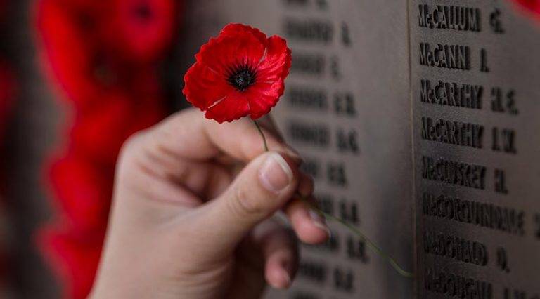 11.11.2025 o 11:11 hodine si naši žiaci základnej školy pripomenú pamiatku ľudí, ktorí položili svoje životy pre životy budúcich generácii a uctia si bojovníkov, ktorí formovali dejiny položením kytice pri kríži pred kostolom. Kríž je venovaný pamiatke skončenia vojny a padlým vojakom.