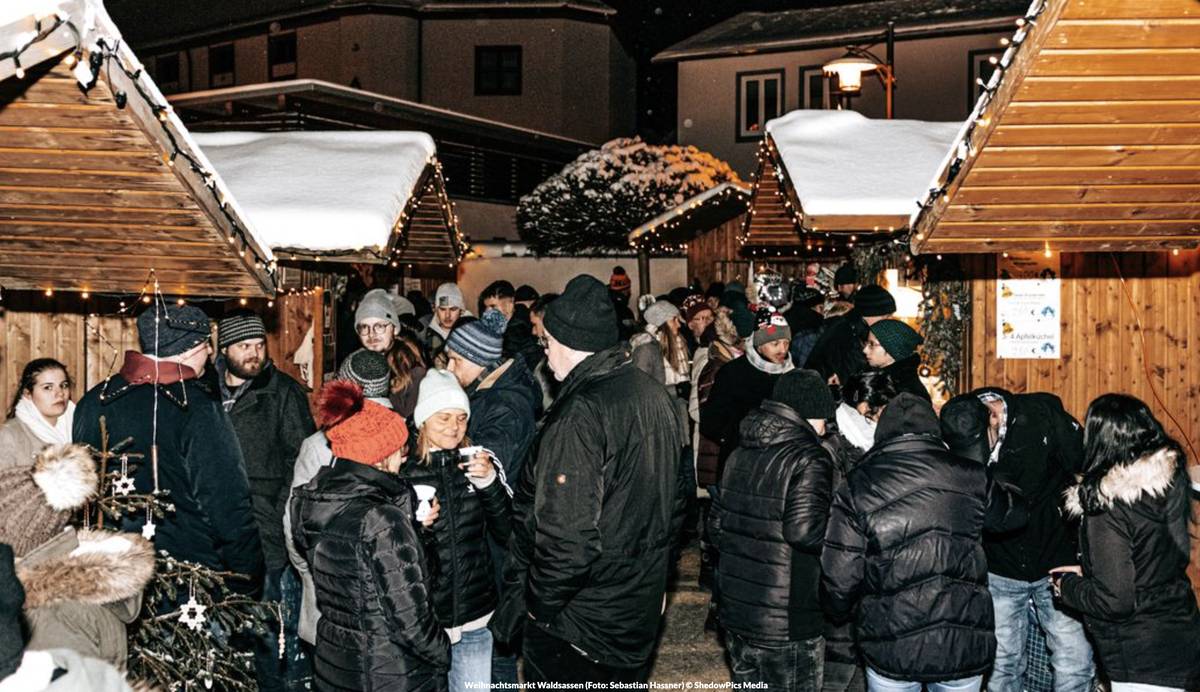 CHODOV (12. 11. 2025) - Každý rok mají Chodováci možnost prožít zahájení adventu v partnerském městě Waldsassen, a ani letošek nebude výjimkou. Novinkou je však pozvání i do saského Oelsnitz, druhého partnerského města Chodova. Obě města přivítají chodovské návštěvníky v sobotu 29. listopadu 2025 na svých vánočně vyzdobených náměstích. Zveme vás, abyste s námi nasáli sváteční atmosféru, užili si vůni punče a perníčků, světýlka, hudbu i přátelská setkání s obyvateli partnerských měst. Waldsassen Odjezd z Chodova: 13:00 od sportovní haly (příjezd cca 14:00) Odjezd zpět: 18:00 z autobusového nádraží ve Waldsassenu Oelsnitz Odjezd z Chodova: 14:00 od sportovní haly (příjezd cca 16:00) Odjezd zpět: 19:00 z Oelsnitz (místo odjezdu bude upřesněno, návrat cca 21:00 do Chodova) Zájemci o účast se mohou přihlásit a rezervovat si místo v autobusu v chodovském infocentru.