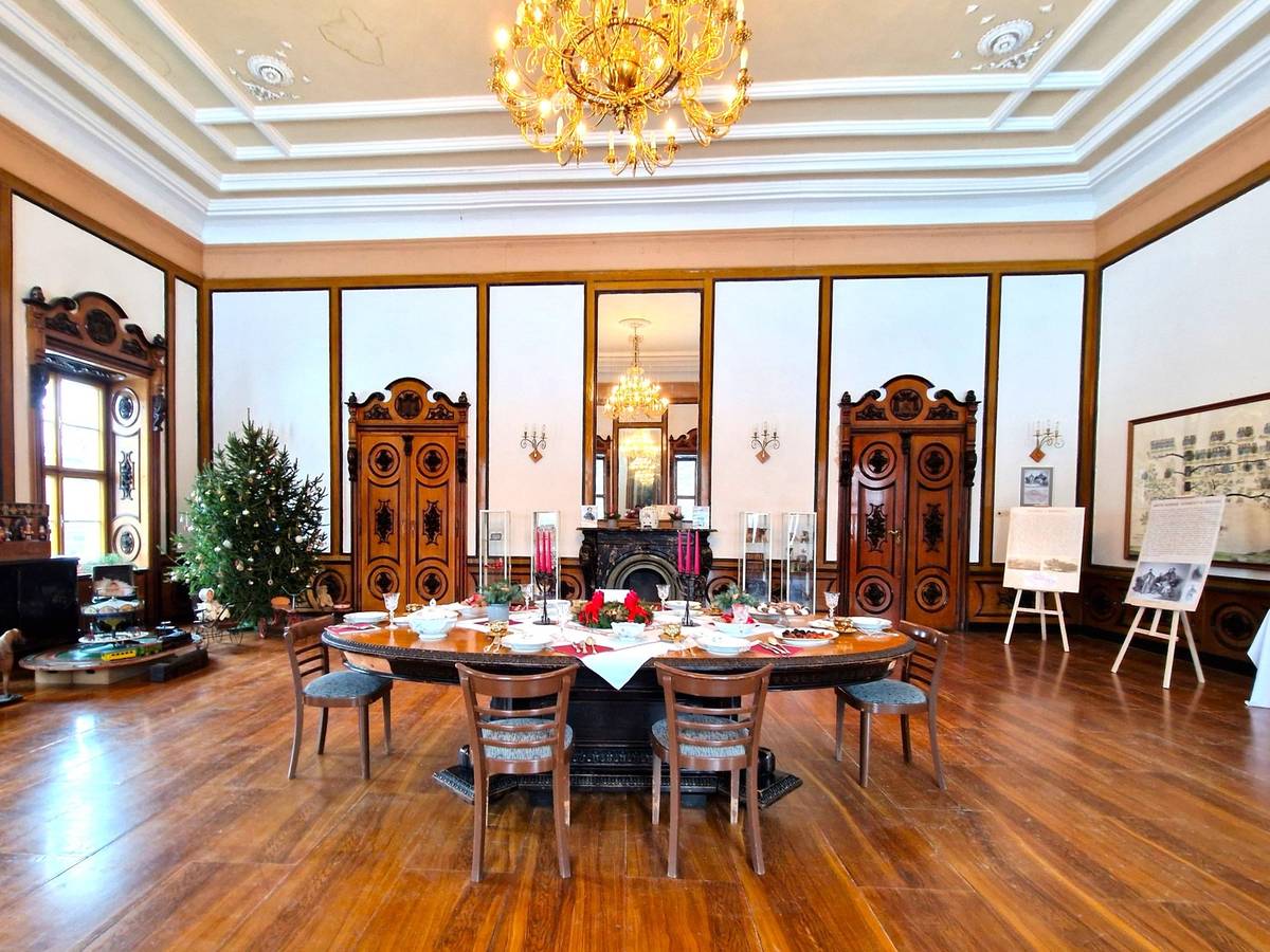 Přijďte si v sobotu 13. prosince 2025 užít kouzelnou vánoční atmosféru se svými přáteli a sousedy na tradičních vánočních trzích v areálu jindřichovského zámku.