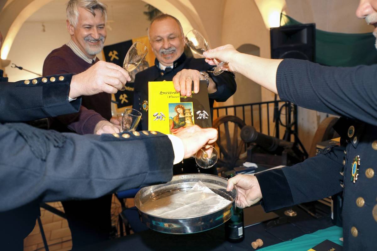 V sobotu 8. listopadu proběhl ve stříbrském muzeu křest knihy Karla Neubergera „Stříbrské hornictví – Mieser bergbau“. Akce se zúčastnili horníci z různých regionů, kteří přišli oslavit autorovu osmnáctou publikaci. Kmotry knihy se stali významní hosté, včetně autorovy rodiny. Kromě slavnostního křt