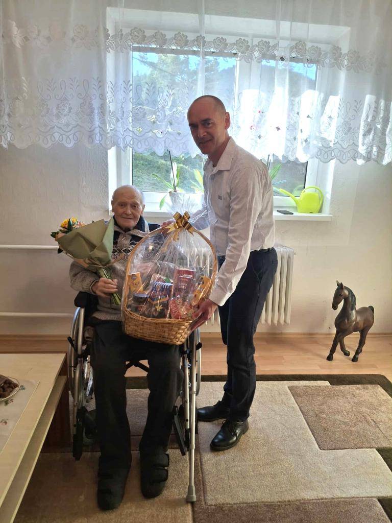 Krásnych 90 rokov si v týchto dňoch pripomenul Ján Mucha, ktorý je najstarším mužom v našej obci. Počas návštevy v jeho domácnosti mu zablahoželal aj starosta obce Mgr. Slavomír Kopáč. Jubilant porozprával o svojom živote a o živote v našej obci v časoch svojej mladosti. Všetko dobré prajeme.