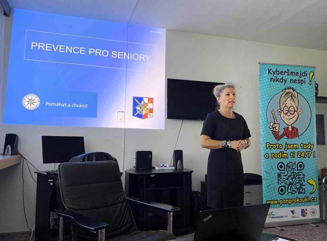 Senioři patří mezi nejohroženější skupiny obyvatel, pokud jde o podvodné jednání – ať už v kyberprostoru, nebo přímo v jejich domácnostech. Tento problém se postihuje důvěřivce bez ohledu na místo jejich bydliště. Město Přerov chce své seniory ochránit – proto ve spolupráci s městskou a republikovou policií připravilo sérii preventivních přednášek, které v minulých dnech proběhly v Domově pro seniory a v šesti domech s pečovatelskou službou na území města. „Touto preventivní aktivitou jsme chtěli reagovat na vlnu podvodů, kterou se podvodníci snaží okrást osoby pomocí kybernetických prostředků, falešných telefonních hovorů, zpráv, e-mailů či webových stránek. Mezi nejzranitelnější skupiny patří právě senioři, jejichž důvěřivost bývá často zneužita,“ uvedl náměstek primátora Vladimír Lichnovský.                               Číst dál...