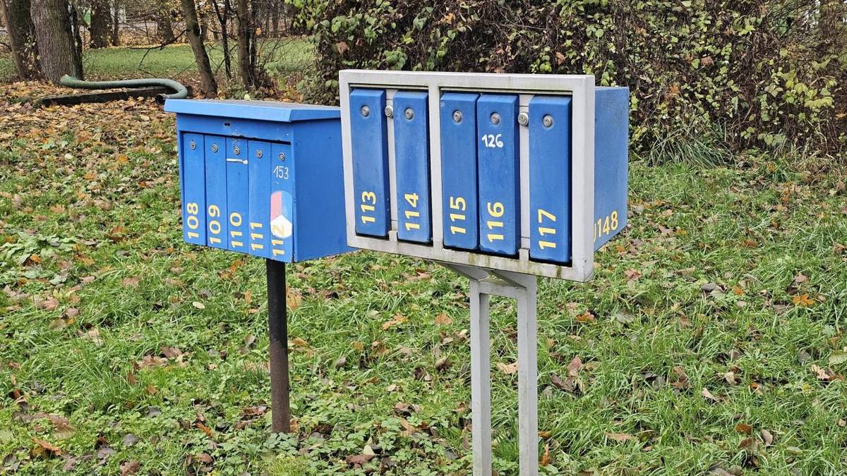 Česká pošta s.p. informuje, že zásilky doručené do modrých uzamykatelných schránek, budou dle nových zásad poštovních služeb, uloženy pouze 15 dní. Poté budou vráceny zpět odesílateli. Upozorňujeme občany Lukové a Květné, aby pravidelně a včas vybírali zásilky z těchto doručovacích schránek.