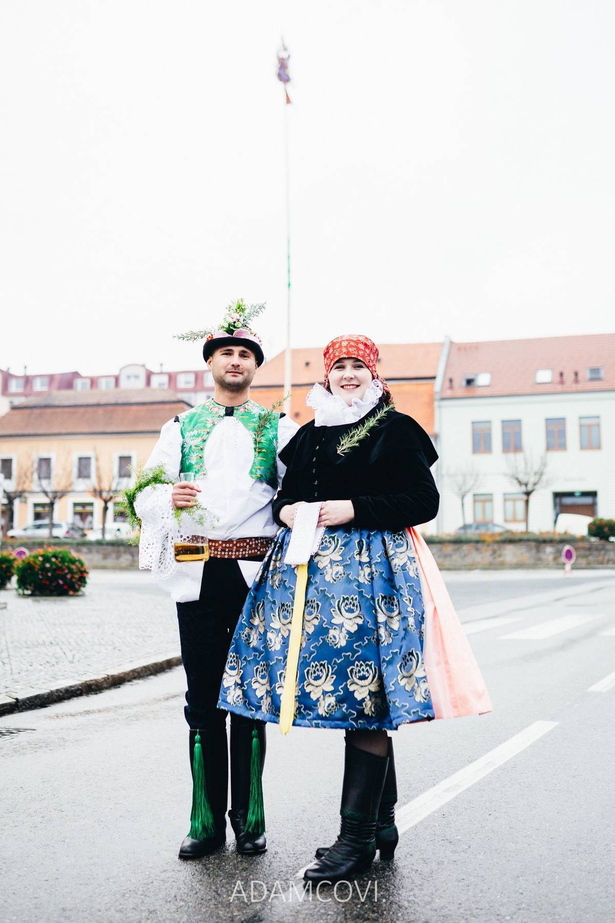 O uplynulém víkendu se naše město roztančilo a rozveselilo díky krásným Svatomartinským hodům, které letos proběhly v režii souboru Žerotín. Stárkou byla Michaela Svobodová a stárkem Martin Vajčner – oba ze souboru Žerotín. A zvládli to na jedničku! 👏 V pátek se u stárky stavěly malé májky 🌿 a nechybělo bohaté pohoštění. V sobotu dopoledne se na náměstí Svobody vztyčila velká mája – tentokrát se nezlomila! 💪 Klobouk dolů před všemi, kdo se na tom podíleli a pomáhali s organizací.  Odpoledne následoval tradiční hodový průvod, který se zastavil i na městském úřadě pro hodové právo – místo něj sice přišel „klíč od Baťova kanálu“ 🔑, ale nakonec se hodové právo přece jen udělilo 😊 Večer patřil hodové zábavě, kde hrála cimbálka Jožsky Šťastného, dechová hudba Svárovanka i kapela Ferrum 🎺🎻🎸 Nechybělo půlnoční překvapení ve stylu kovbojů 🤠, tombola ani košt vína 🍷 V neděli ráno hody završila hodová mše svatá v kostele sv. Martina, jak se na Svatomartinské hody sluší a patří 🙏 💐 Obrovské poděkování patří celému souboru Žerotín – stárce, stárkovi a všem členům, ale i těm z ostatních souborů, kteří pomáhali se stavěním máje a s přípravami.  Bylo to skvěle zorganizované, veselé a plné krásné atmosféry. Už teď se těšíme na příští rok, kdy hody převezme soubor Demižón! 🍇🎉  Foto: Adamcovi