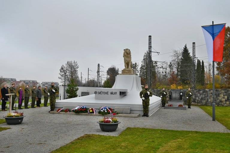 Den Válečných veteránů si město Hranice připomnělo v úterý 11. listopadu v 11 hodin u Mauzolea na Městském hřbitově. Za město položili věnce k pomníku obětí I. světové války starosta města Ing. Daniel Vitonský a místostarosta Mgr. Karel Machyl.