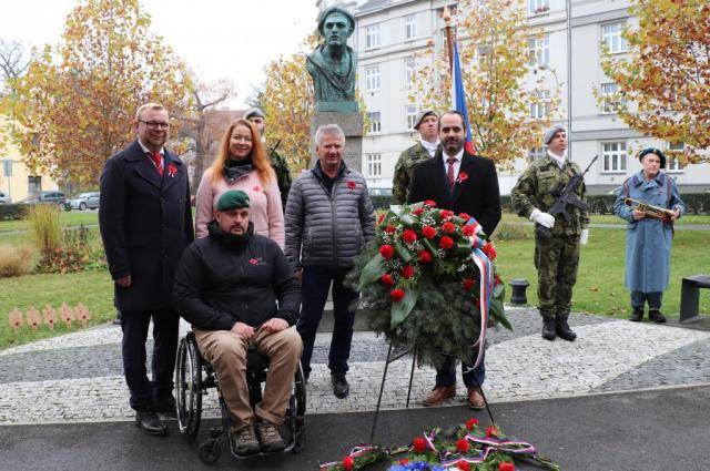 Na náměstí Františka Rasche se dnes uskutečnil pietní akt u příležitosti Dne válečných veteránů. Přerované si společně s představiteli města připomněli hrdinství a oběti vojáků, kteří bojovali za svobodu, mír a bezpečí. Symbolický červený květ máku, který si účastníci připnuli na oděv, připomněl krev prolitou na bojištích. Součástí programu byl proslov náměstka primátora Tomáše Navrátila, který ve svém vystoupení mimo jiné uvedl: „Tento den má své kořeny v roce 1918, kdy 11. listopadu v 11 hodin dopoledne utichly zbraně první světové války – konfliktu, který si vyžádal miliony životů a navždy změnil tvář Evropy. Přerov má v tomto příběhu své vlastní jméno, které bychom dnes měli vyslovit s úctou – František Rasch. Jeho čin nebyl z nerozvážnosti, ale z hlubokého přesvědčení, že i voják má právo na důstojnost. Dnešní den nám připomíná, že mír není samozřejmostí. Demokracie, svoboda, lidská práva – to nejsou prázdná slova. Jsou to pilíře, které musíme chránit, posilovat a předávat dalším generacím.“