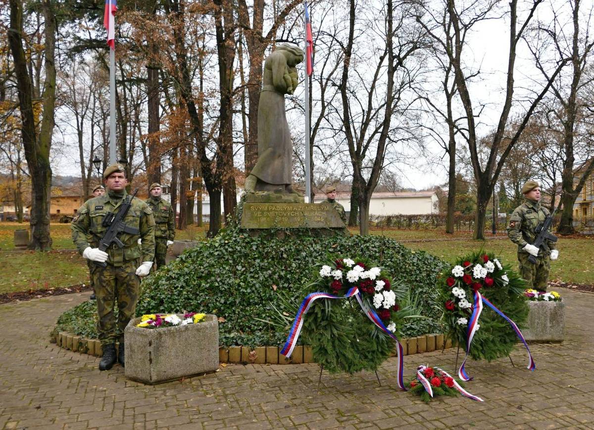 Pietní vzpomínka za oběti všech válek i novodobých válečných konfliktů na náměstí v Jincích.