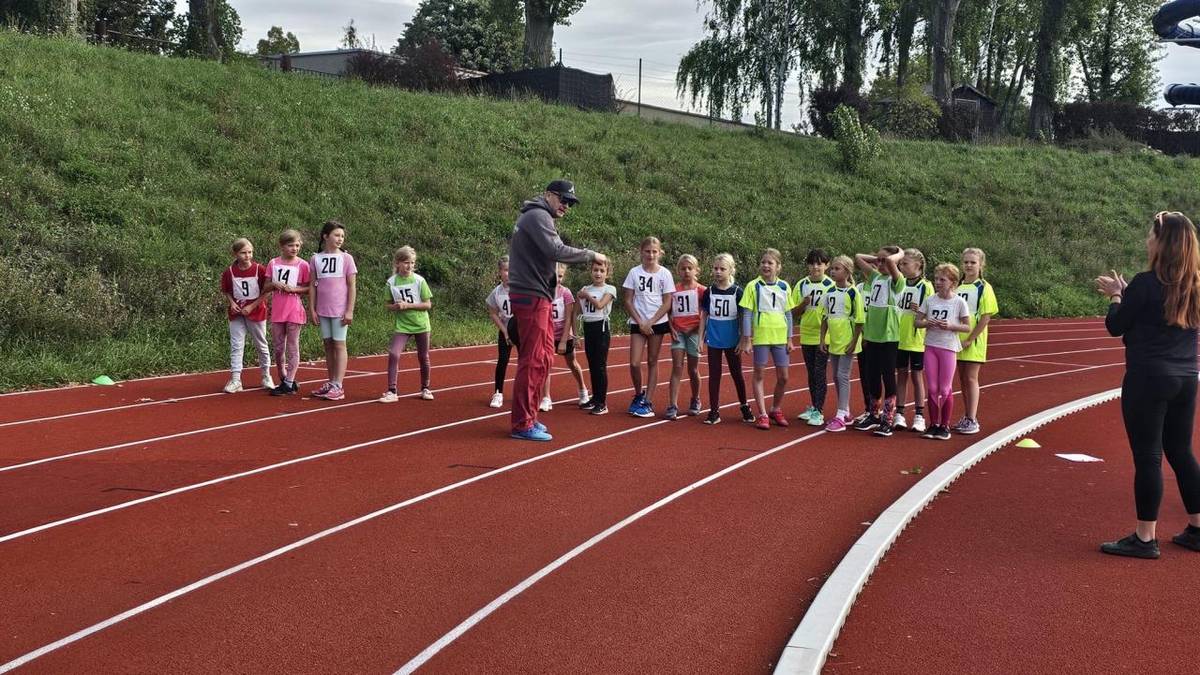 Žáci 3. - 9. ročníku se zúčastnili Slánské míle. Přivezli jsme druhé místo, které vybojovala Terezka Horová :)