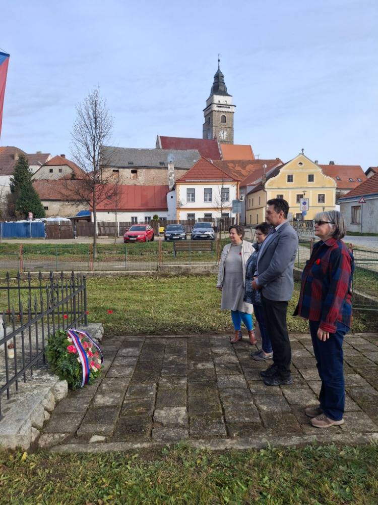 Dne 11. 11. 2025 uctili zástupci města Slavonice ve spolupráci se Spolkovým domem Slavonice památku ukončení první světové války. U památníků padlých proběhlo pietní setkání, během kterého byly položeny květiny a uctěna památka obětí. Pieta se konala i ve Stálkově, Vlastkovci a Mutišově.