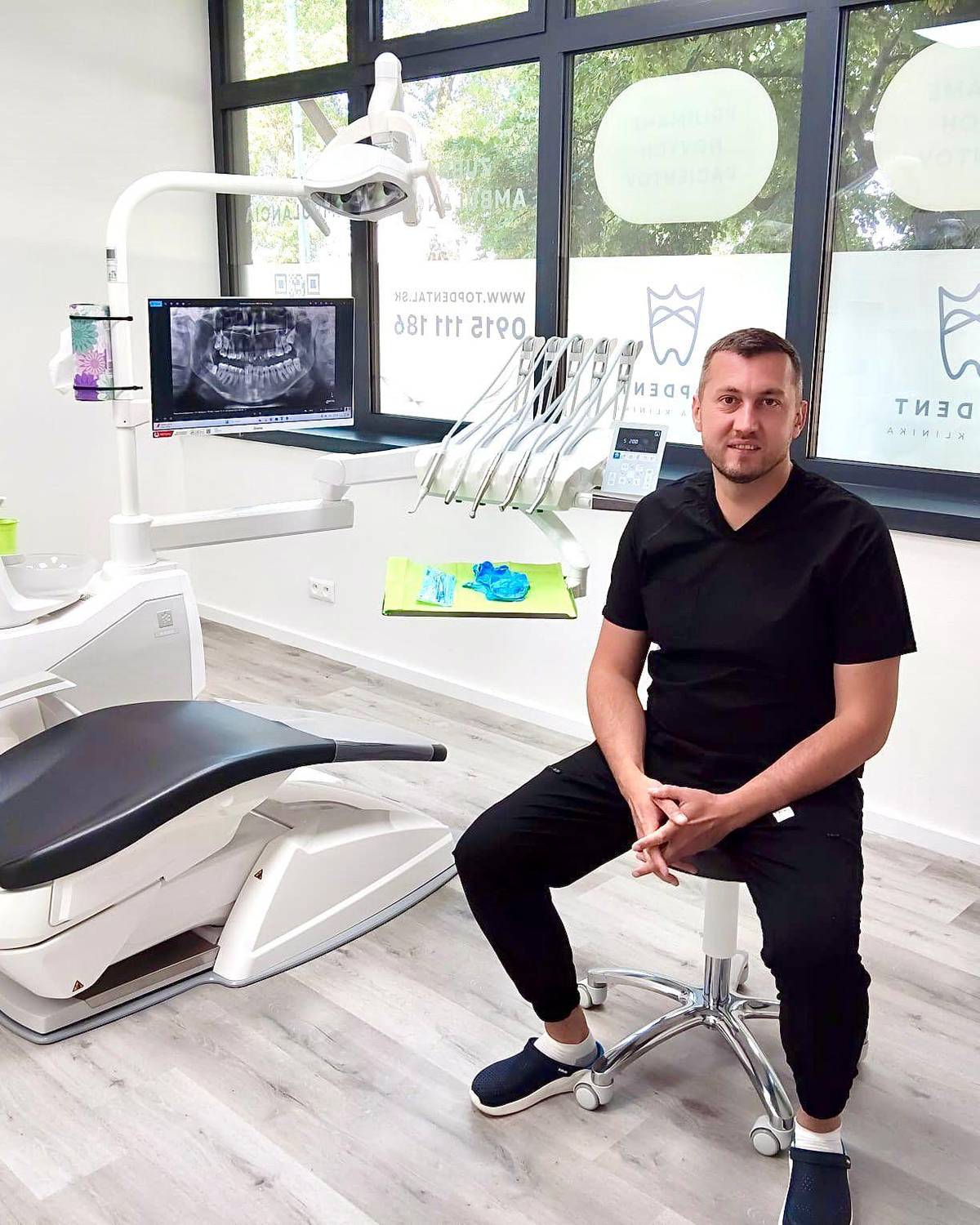 Zubná klinika TopDental v Topoľčanoch – kvalitná starostlivosť pre celú rodinuDávame do pozornosti občanom, že v Topoľčanoch na ulici Streďanská 13 pôsobí moderná zubná klinika TopDental, ktorá poskytuje kompletnú zubnú starostlivosť pre deti aj dospelých.TopDental ponúka širokú škálu služieb od preventívnych prehliadok, dentálnej hygieny a ošetrenia zubného kazu, až po náročnejšie zákroky, ako sú protetika, rekonštrukcie chrupu či estetické úpravy. Klinika kladie dôraz na príjemné prostredie, individuálny prístup a moderné technológie.Pacienti sa môžu objednať telefonicky alebo online, pričom klinika sa snaží o čo najkratšie objednávacie termíny a ordinuje aj v sobotu.Kontakt na kliniku:📞 0915 111 186📍 Streďanská 13, Obytný dom Meridiem, Topoľčany💌 topdentto@gmail.com🌐 https://topdental.sk