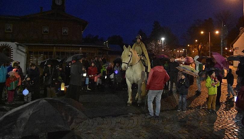 Svátek svatého Martina patří k nejoblíbenějším v roce. I letos je připravena Svatomartinská oslava, která nabídne lampionový průvod, občerstvení, vína a koncert.