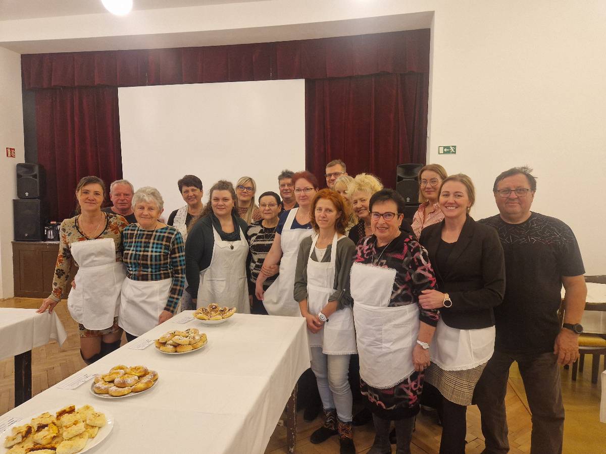 Přesně od roku 2010 se každoročně v Hostinci U Čendy opakuje kulinářská soutěž v Netradičním pečení, která se již stala tradicí. Touto slovní hříčkou popisujeme soutěžní klání kuchařek a pekařek z blízkého i vzdálenějšího okolí, kteří se sejdou, abychom mohli porovnat a zhodnotit jejich kulinářské výtvory na každoročně dané téma. Letošní ročník, který vyplnil jedno listopadové nedělní odpoledne, nesl podtitul Koláče, koláčky a frgály, a to v jejich sladké i slané podobě.