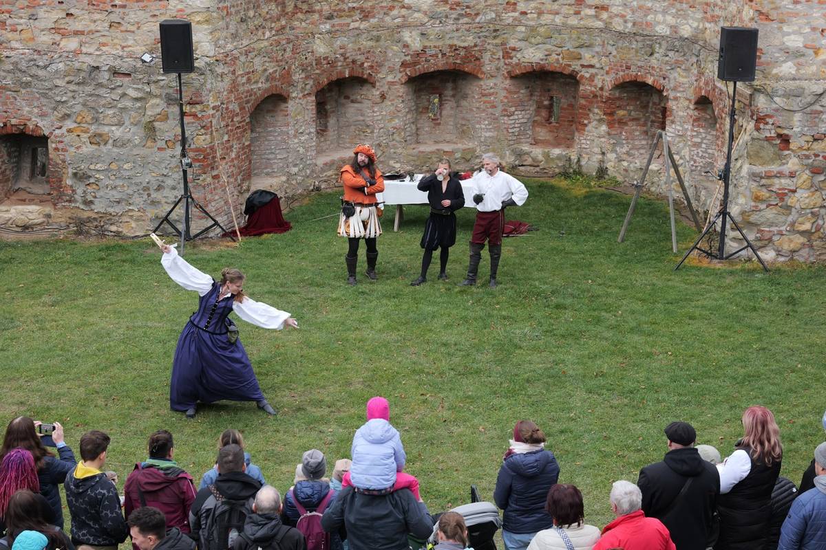 Počasí letošním slavnostem příliš nepřálo, ale i tak měly Svatohubertské slavnosti své kouzlo. Na hradě Boskovice panovala příjemná atmosféra a program se vydařil. Za fotky děkujeme Jiřímu Zacharovi.
