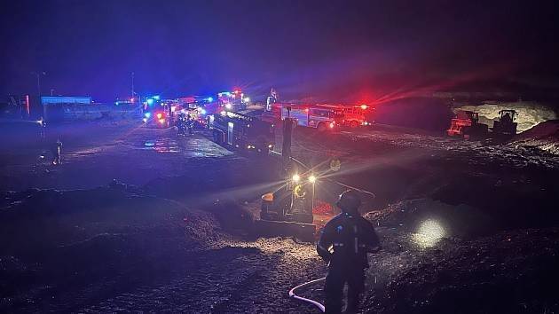 Vážení občané, na skládce Celio u Litvínova znovu hoří, na místě zasahuje 23 jednotek hasičů a je vyhlášen třetí stupeň požárního poplachu ⚠️. Hasičský záchranný sbor Ústeckého kraje žádá obyvatele, aby OMEZILI VĚTRÁNÍ, vzhledem k hustému kouři a povětrnostním podmínkám. Aktuální kvalitu ovzduší v Bílině můžete sledovat na webu města 👉 www.bilina.cz/cs/mesto-bilina/monitoring-ovzdusi Foto: zdroj https://mostecky.denik.cz/