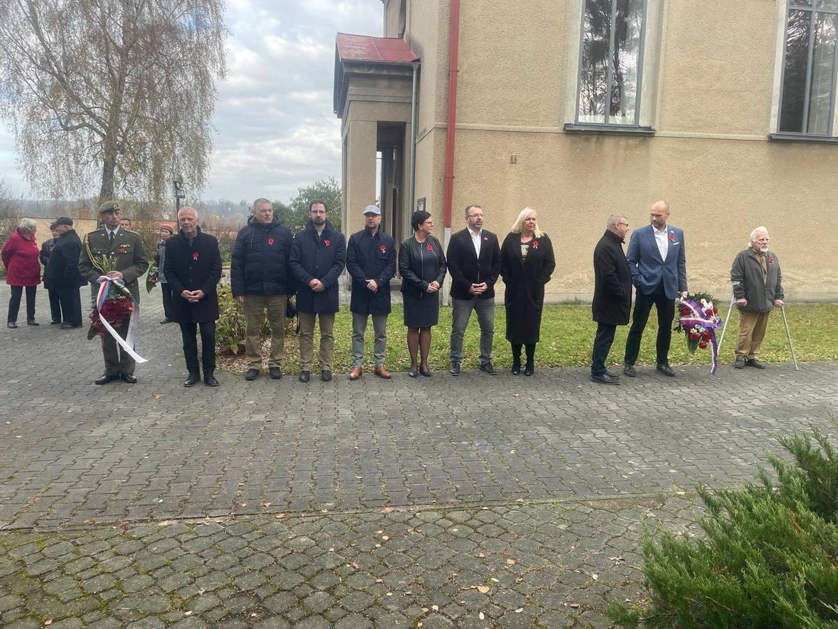 Představitelé města Havířova uctili památku obětí válek v úterý 11. listopadu 2025 položením kytic u pamětní desky před kostelem sv. Anny v Havířově.  Dne 11. listopadu roku 1918 podepsáním příměří mezi Spojenci a Německem byly ukončeny boje 1. světové války. Od té doby je tento den věnován památce válečných veteránů. Slaví se celosvětově jako Den veteránů nebo Den vzpomínek, od roku 2001 je připomínán i v České republice. Symbolem je květ vlčího máku. https://havirov-city.cz/aktuality/pietni-akt-prilezitosti-ucteni-pamatky-obeti-valek-6