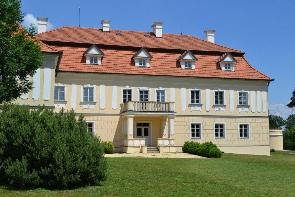 Zámek Všechovice zve na akci Advent na zámku, která se uskuteční v sobotu 15.11. a v neděli 16.11.2025. Tato událost nabídne návštěvníkům možnost prohlédnout si zámek a užít si slavnostní atmosféru s vánoční výzdobou a různými pochoutkami.