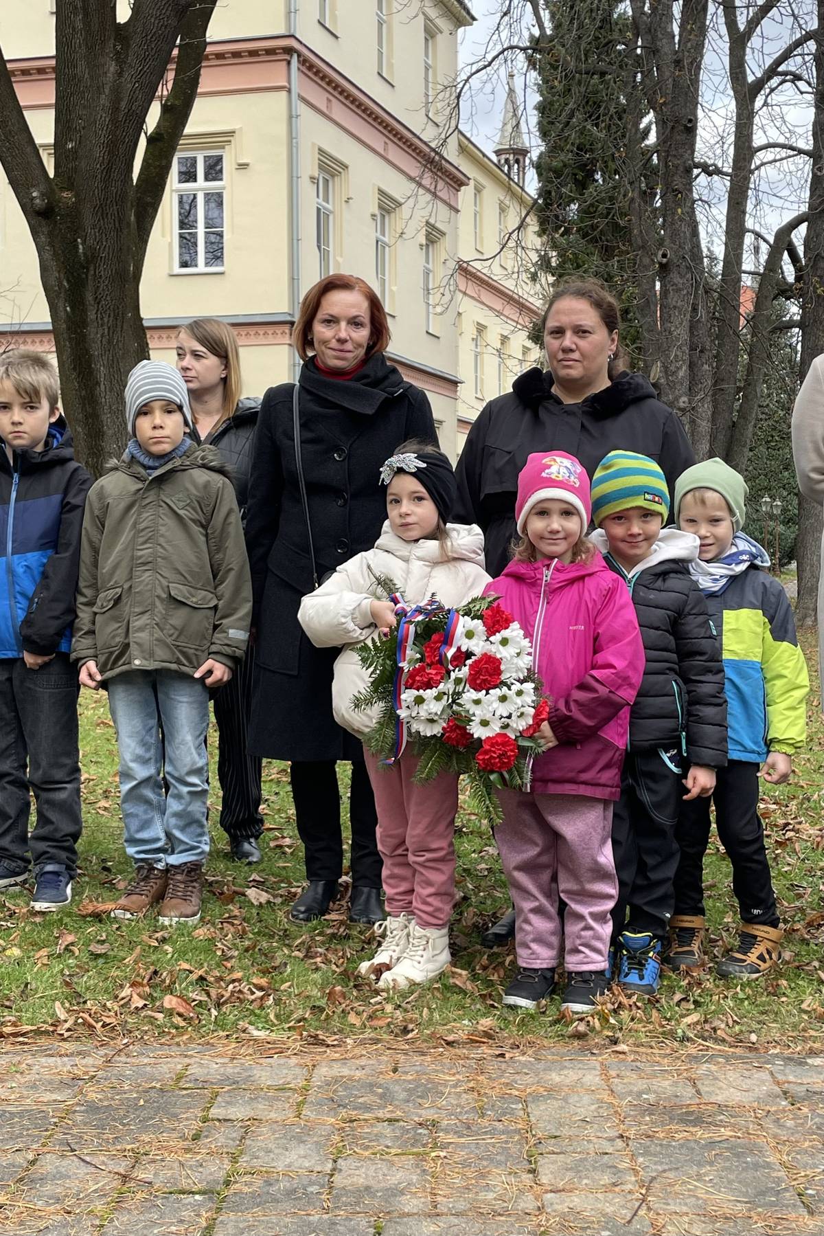 Dnes, 11. listopadu v 11 hodin, jsme se sešli u pomníku Partyzána ve Frýdlantu nad Ostravicí, abychom uctili památku všech, kteří bojovali za naši svobodu. Proslovy pronesli Zdeněk Mamula a místostarosta David Pavliska. Slavnostního setkání se zúčastnily také místní školy i mateřská školka. 🎵 O hudební doprovod se postaral Frýdlantský hudební spolek pod vedením Pavla Šiguta, který zahrál i českou hymnu. 🌺 Věnec položili Zdeněk Mamula a David Pavliska spolu s Renatou Šigutovou, děti z Mateřské školy Janáčkova s paní učitelkou přidaly krásnou kytici. ⚜️ U sochy stáli na čestné stráži skauti, kteří podtrhli slavnostní atmosféru celé události. 🕊️ Děkujeme všem, kdo přišli vzdát úctu těm, kteří se zasloužili o mír a svobodu. 📸 Jak celé dnešní setkání vypadalo, se můžete podívat na fotkách níže. Více fotek na Facebooku: Město Frýdlant nad Ostravicí