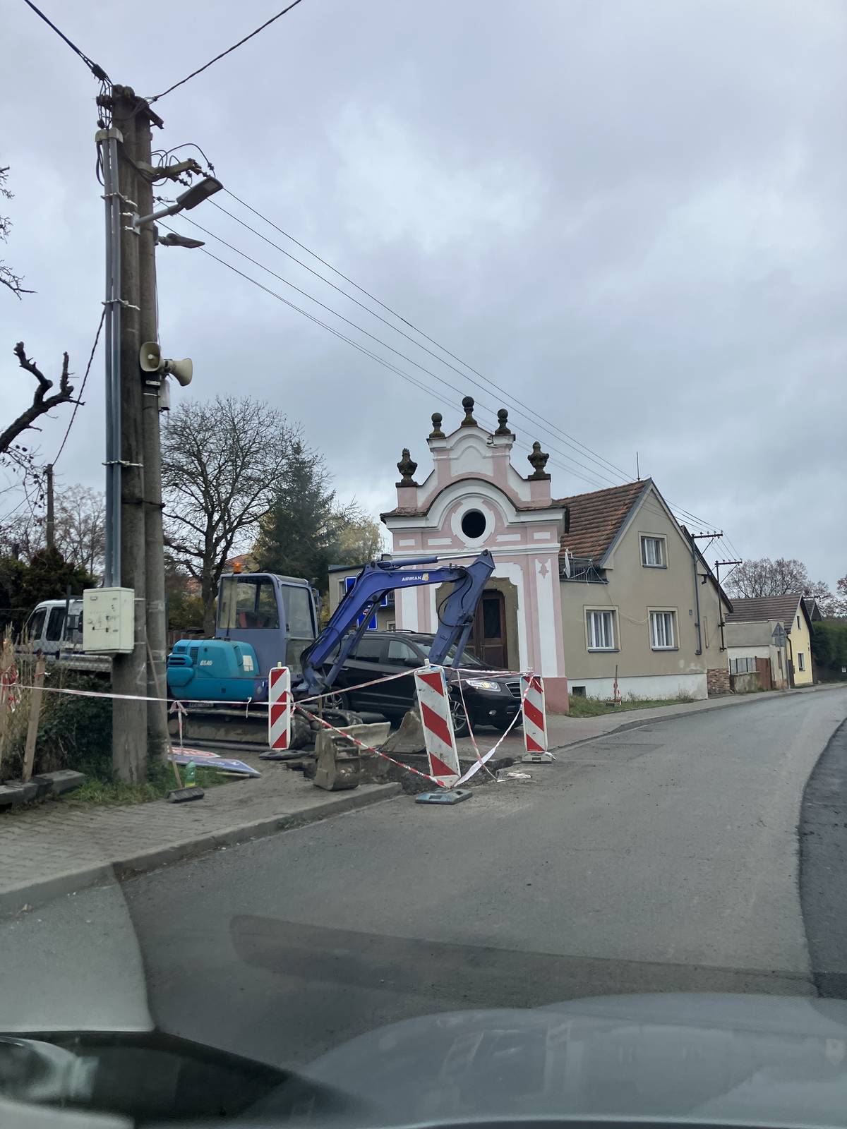 Vypadalo to, že u kapličky finišujeme, ale my jsme si řekli: "Proč to neudělat rovnou všechno pořádně?"  Takže, Všeruby, připravte se prosím na drobné komplikace: Teď si "trochu" rozkopneme ještě celou křižovatku! ⛏️ PROČ? Protože budeme mít zbrusu nový nájezd, bude na něm lépe vidět a konečně bude plně odpovídat všem současným předpisům! Bude to bezpečnější a přehlednější! 👍 CO TO ZNAMENÁ PRO VÁS? Bude to chvíli obtížnější. Prosíme, buďte na sebe maximálně ohleduplní, zpomalte a dávejte pozor na sebe i na naše pracanty. Děkujeme za trpělivost, brzy bude křižovatka jako nová! ❤️