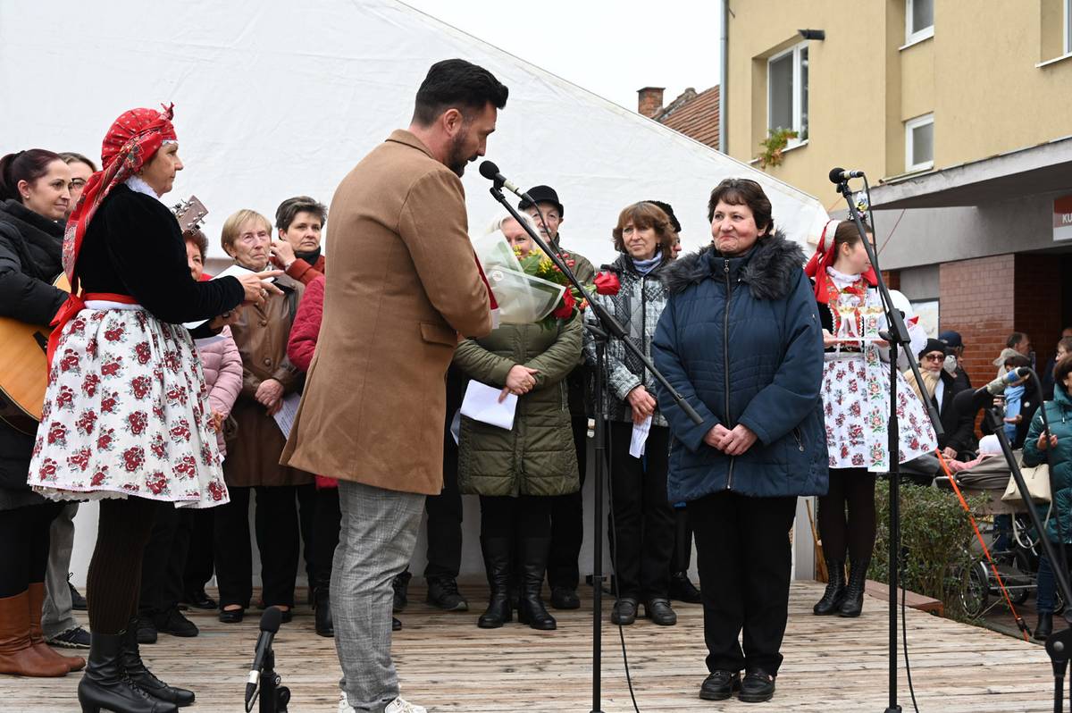 Svatý Martin na bílém koni k nám do Vracova o druhé letošní listopadové neděli skutečně dorazil – sníh sice nepřivezl, ale zato přivezl svatomartinská vína a s nimi i příjemné odpoledne plné pohody, hudby, zpěvu a dobré nálady.  Letošní ročník se navíc nesl i ve slavnostním duchu – město Vracov ocenilo paní Zdeňku Čonkovou za její dlouholetou práci a přínos v oblasti kultury a společenského života. Paní Čonková desítky let hraje v kostele na varhany, hudebně doprovázela pěvecký sbor Harmonie a vůbec, hudbě se vždy věnovala s obdivuhodnou oddaností a rozdávala tak radost širokému okolí.  Pan kaplan Dominik Kovář požehnal letošní mladá vína, v rámci doprovodného programu se na pódiu představily děti z Lipinky a návštěvníci si mohli prohlédnout také výstavu hodových fotografií s „pětkovým“ letopočtem. K dobré náladě patřilo i skvělé jídlo – nechyběla svatomartinská husička, zahýbáky, beleše ani drobné dárkové předměty. Skvělou atmosféru nedělního odpoledne si můžete připomenout v přiložené fotogalerii.  Děkujeme všem, kteří přišli, zapojili se do programu nebo pomohli s přípravami a organizací. Díky vám všem bylo letošní svatomartinské setkání opět vydařené!