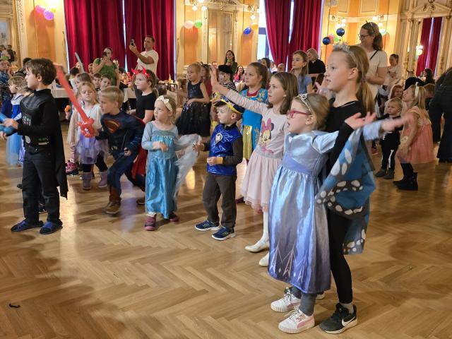 Masky pohádkových postaviček, zvířátek i nadpřirozených bytostí zaplní v neděli 30. listopadu Městský dům, kde se od 14 hodin uskuteční Adventní šibřinky pro celou rodinu. Program potrvá do půl šesté, pak se účastníci mohou přesunout na náměstí TGM, kde je čeká slavnostní rozsvěcení vánočního stromu.                                Číst dál...