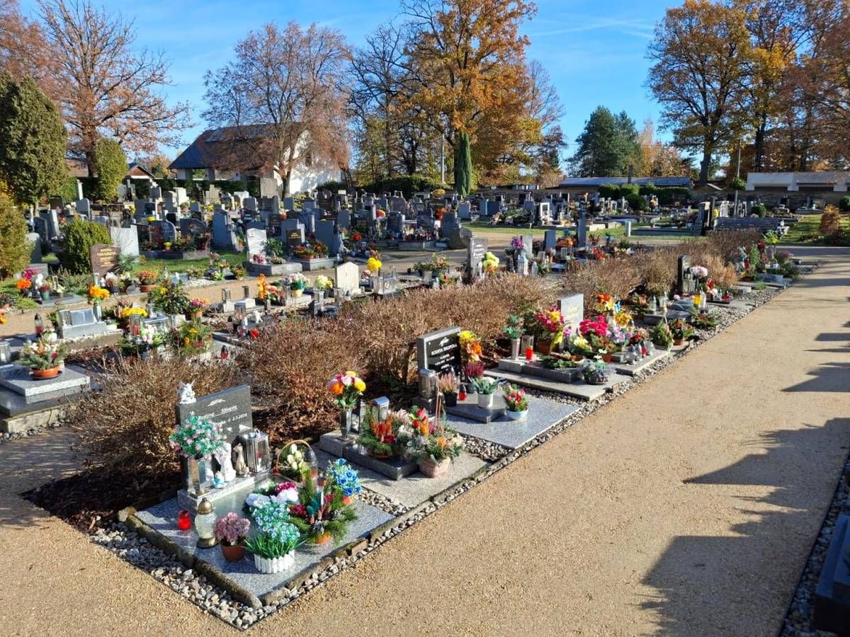 Údržba hřbitova v Boru.