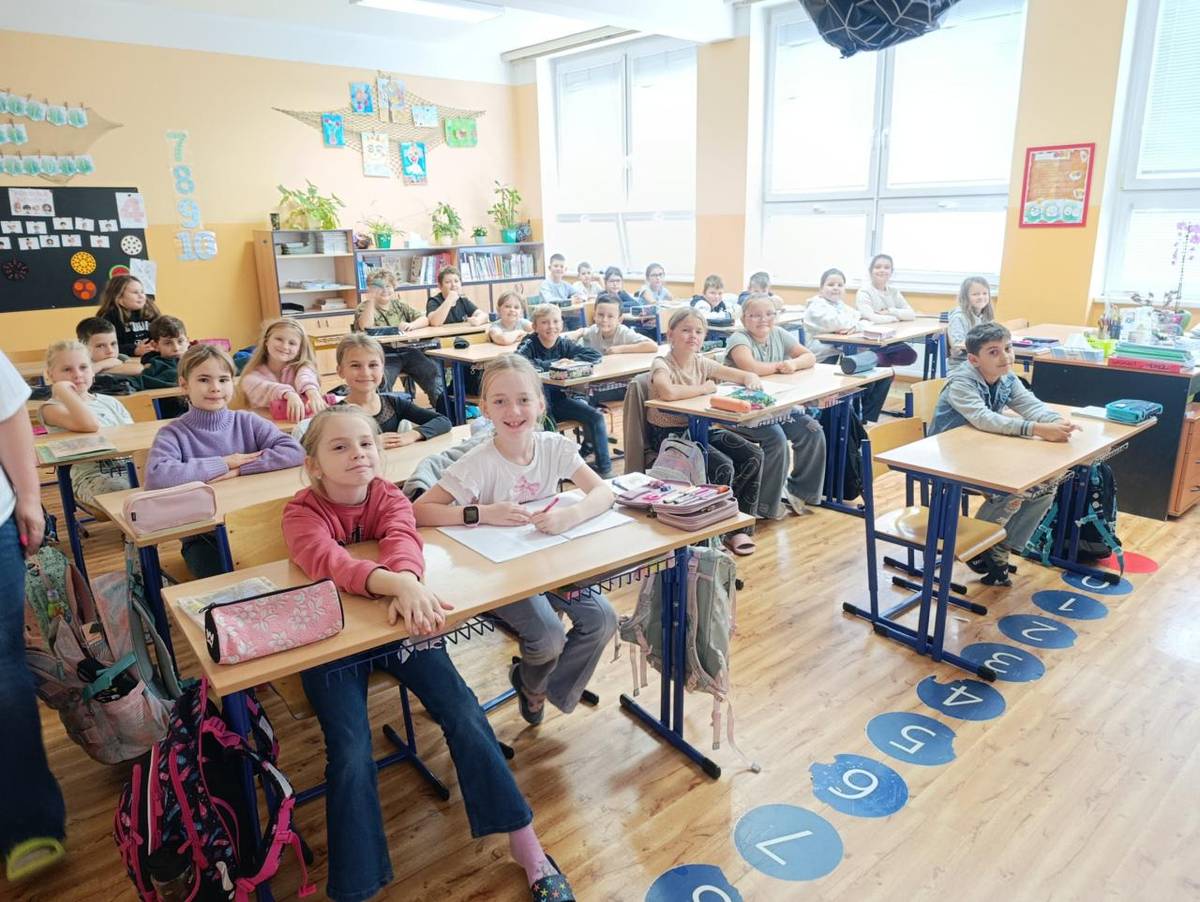 Začal nám nový školní rok. Čekala nás velká změna. Po prázdninách nás přivítala nová paní učitelka a také jsme se obě třetí třídy spojily v jednu velkou. Máme teď spoustu kamarádů.