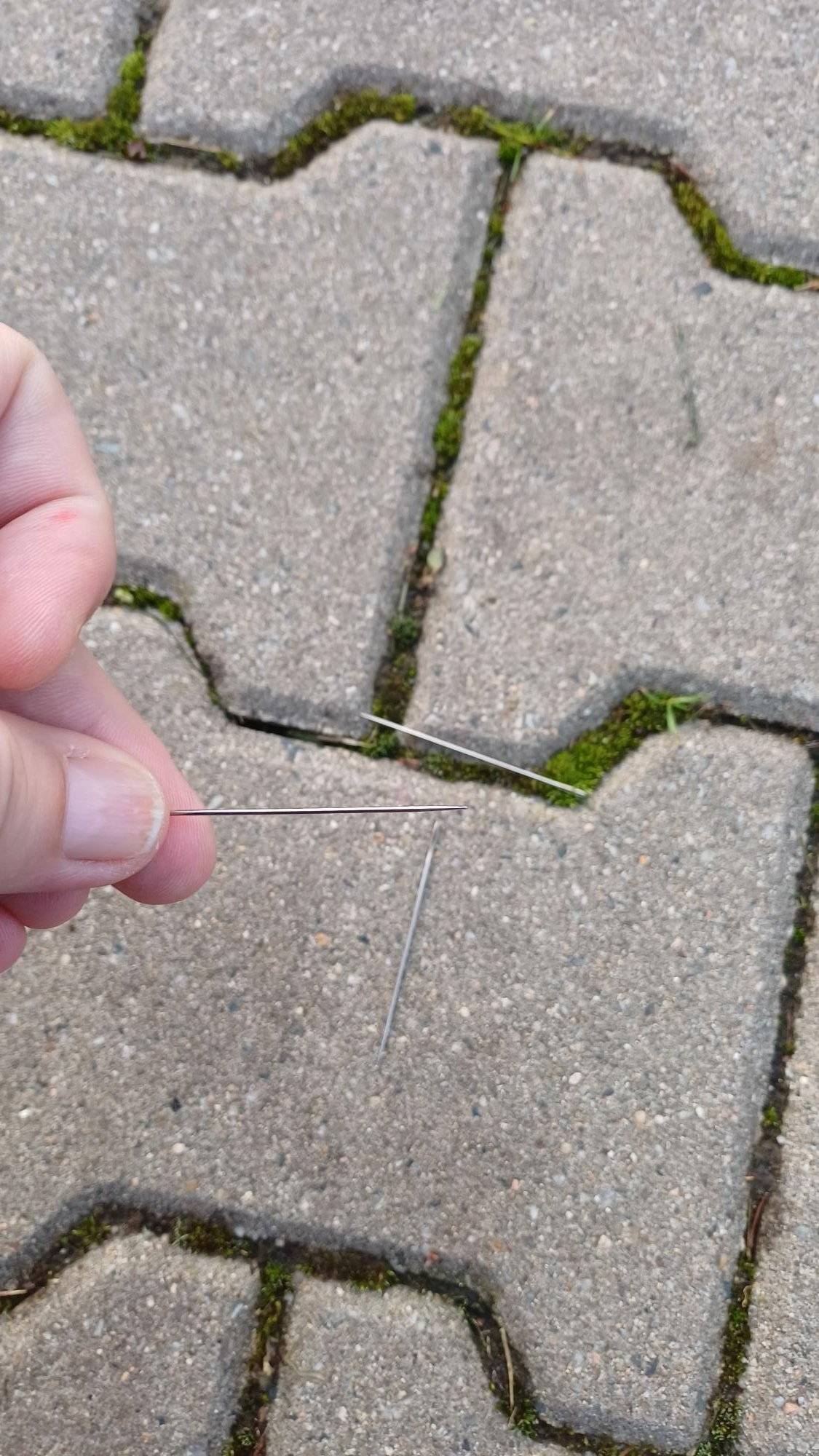 Dnes odpoledne kolem 15. hodiny byly v celé ulici V Úvoze a na navazujících chodnících podél ulice Mládeže až k nemocnici nalezeny rozsypané jehly. Nález byl oznámen městské policii, která na místo vyslala asistenty prevence kriminality. Ti okamžitě zahájili úklid celého úseku a oblast je nyní z 90 % vyčištěna. Naštěstí se nejedná o ostré injekční jehly, ale o jehly se ztupeným koncem, takže nehrozí vážné riziko poranění, zejména pro domácí mazlíčky. Pokud si někdo z občanů všimne dalších míst, kde se tyto jehly mohou nacházet, prosíme o nahlášení městské policii na tel.: 724 179 390 Děkujeme všem za spolupráci a obezřetnost.