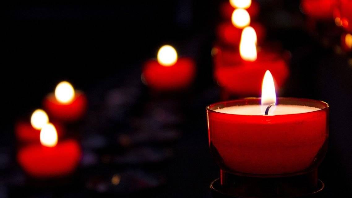 Vážení občania,             naša obec má zverejnený cintorín na internete v rámci rozšírenia cintorínskych služieb pre občanov. Zdrojom podkladov pre virtuálny cintorín je evidencia hrobových miest obce.  Virtuálny cintorín je umiestnený na portáli www.vradiste.cintoriny.sk  Portál slúži nielen občanom obce, ale aj širšej verejnosti ako komunikačné rozhranie pre používateľov internetu z celého sveta. Na portáli môžu záujemcovia nájsť zomrelých podľa mena a priezviska, prípadne podľa čísla hrobu, pozrieť si polohu hrobov na digitálnej mape cintorína, pozrieť si fotografie náhrobkov. K dispozícii sú údaje o dátumoch narodení, úmrtí a pochovaní zomrelých, údaje o ich menách a priezviskách, o platbách a uzavretých zmluvách.  Portál je okrem slovenčiny plnohodnotne lokalizovaný aj do češtiny, angličtiny, nemčiny a maďarčiny.  Návštevníci portálu majú možnosť využiť aj ďalšiu originálnu službu. Na virtuálnom cintoríne môžu položiť na 24 hodín veniec, kyticu a zapáliť sviečku alebo kahan s možnosťou zanechať pri každom hrobe krátky odkaz s menom, textom a dátumom návštevy.   https://www.vradiste.sk/novinka/121733/virtualny-cintori