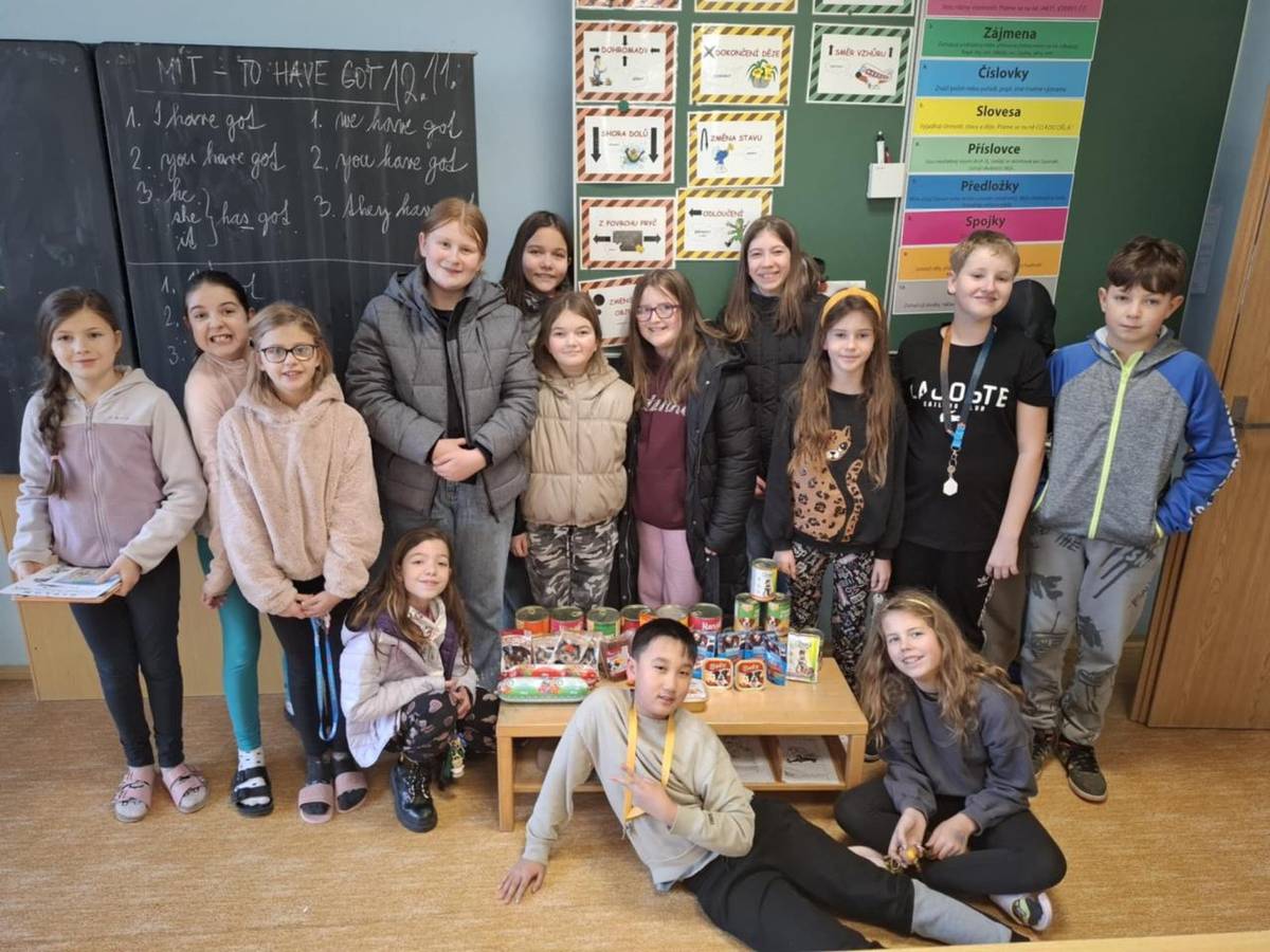 V rámci světového dne laskavosti páťáci vykonali opravdu dobrý skutek. Obětovali 800 Kč z výdělku ze školního jarmarku na nákup psího krmiva pro sbírku 8.B na psí útulek v Písku. Děkujeme také rodičům Pavlíka Vu, u nichž jsme nákup pořídili, a kteří nám na něj přispěli dalších krásných 200 Kč.