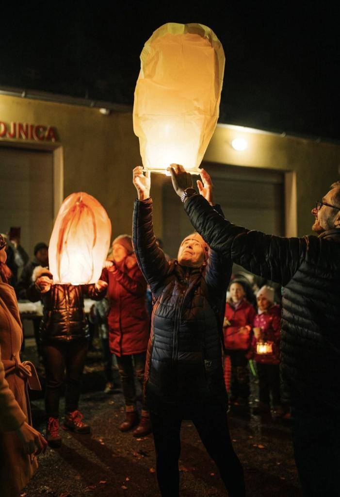 V predvečer jesenných prázdnin sa ulice Batizoviec rozžiarili svetielkami lampiónov, lampášikov, no i rozžiarenými očkami detí, ktoré sa spolu so svojimi rodičmi zúčastnili 2. ročníka lampiónového sprievodu.