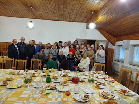 V utorok 11.11.2025 sa uskutočnilo slávnostné stretnutie Jednoty dôchodcov Trebostovo. Jej členovia si pripomenuli svojich jubilantov v roku 2025 a spoločne im zablahoželali. Pripravený bol aj krásny kultúrny program prostredníctvom speváka a ľudového zabávača Štefana Hruštinca, ktorý sa predstavil s ľudovými pesničkami a vtipným hovoreným slovom. Dvojhodinové stretnutie sa nieslo v príjemnom a priateľskom duchu a prítomní si pochutili aj na bohatom pohostení, ktoré pre nich pripravili oslávenci.   čítať ďalej