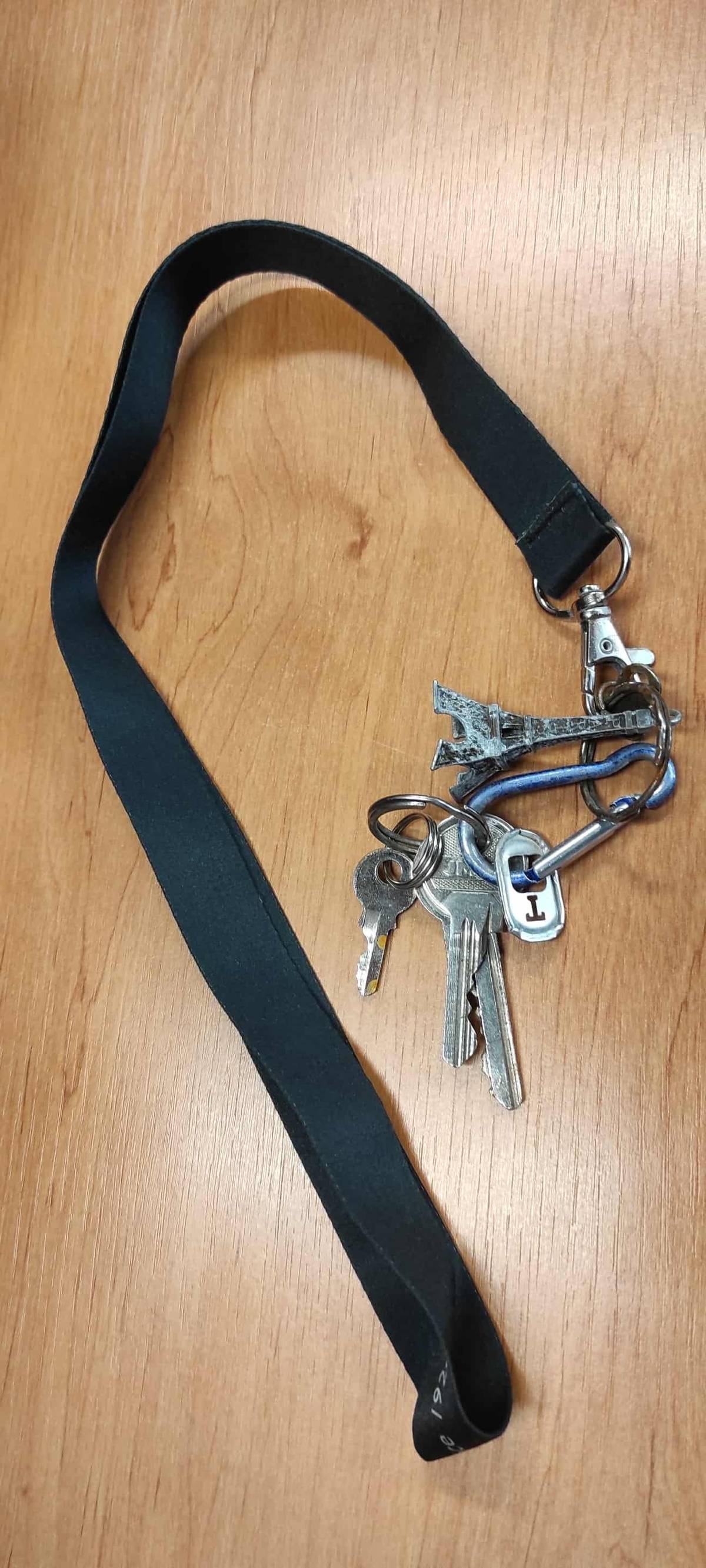 Oznamujeme občanům nález klíčů (viz foto). Klíče jsou k vyzvednutí v kanceláři obecního úřadu Krahulčí.