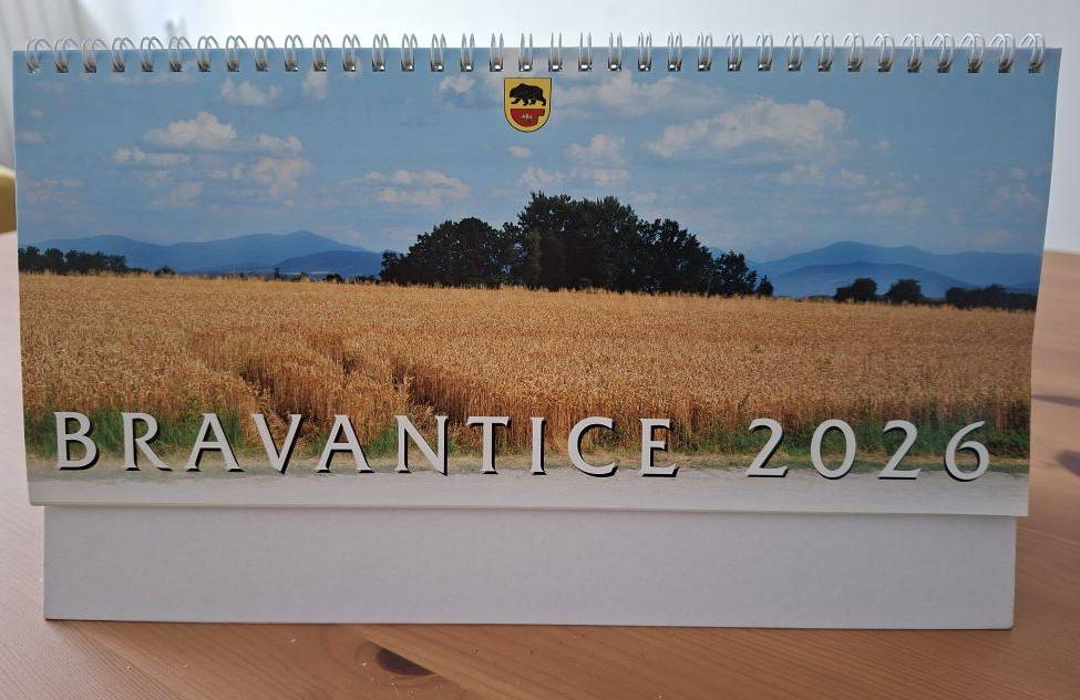 Kalendář přináší pohledy na známá i méně známá místa naší obce – kapličku, bravantický rybník a další krásy Bravantic během celého roku.  V kalendáři jsou vyznačeny termíny svozů tříděného a směsného odpadu, takže vám už žádný termín neunikne.