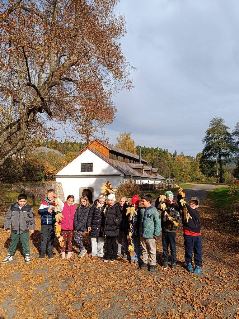 Poznáváme stromy, procvičíme prstíky, když vážeme dračí ocásky a chytáme sluneční paprsky